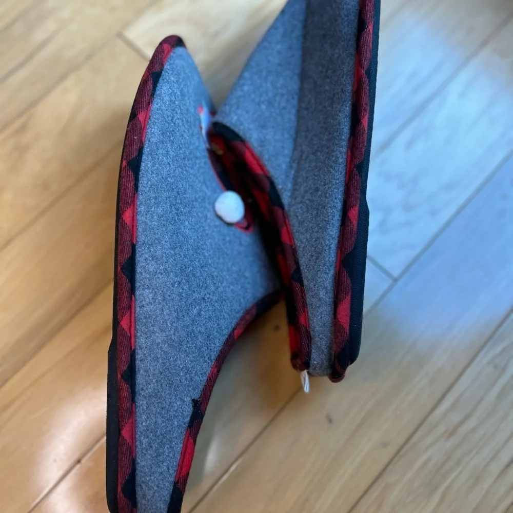 Dakota Gray and Red Men’s Slippers with Gnome Design - Picture 8 of 11